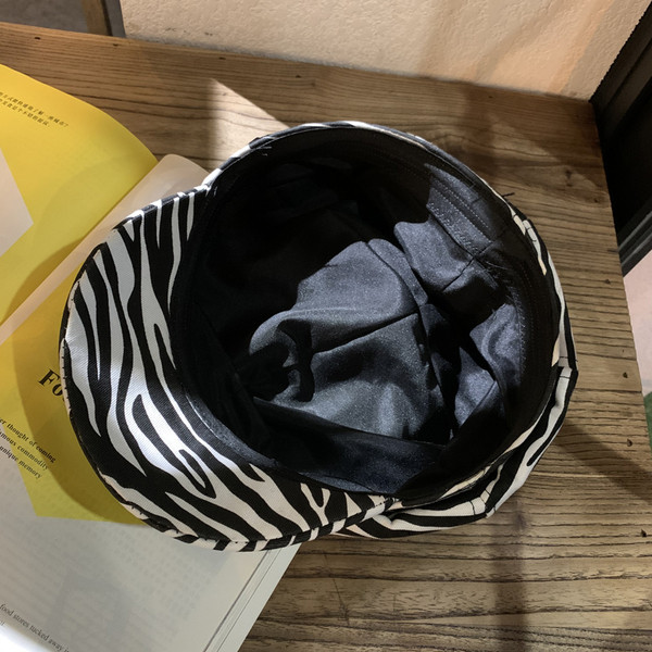 Modern női barett típusú sapka állatmintával