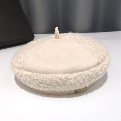 Καθημερινό γυναικείο καπέλο με μεταλλική διακόσμηση