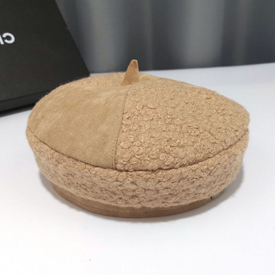 Καθημερινό γυναικείο καπέλο με μεταλλική διακόσμηση