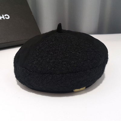 Καθημερινό γυναικείο καπέλο με μεταλλική διακόσμηση