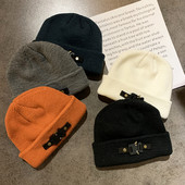 Női alkalmi sapka fém csattal