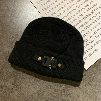 Női alkalmi sapka fém csattal