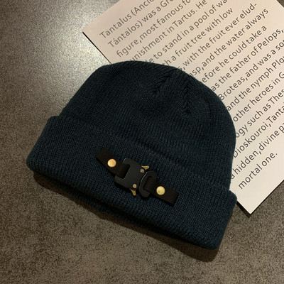 Női alkalmi sapka fém csattal