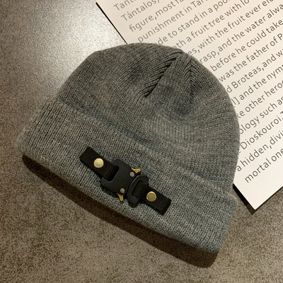 Női alkalmi sapka fém csattal