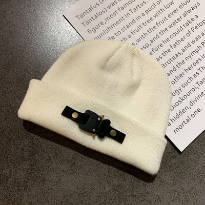 Női alkalmi sapka fém csattal