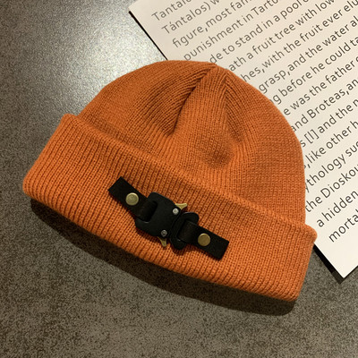 Női alkalmi sapka fém csattal