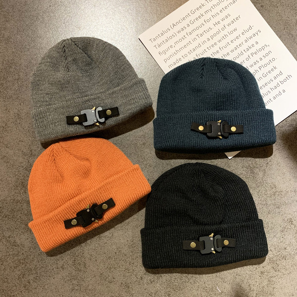 Női alkalmi sapka fém csattal