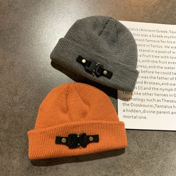 Női alkalmi sapka fém csattal