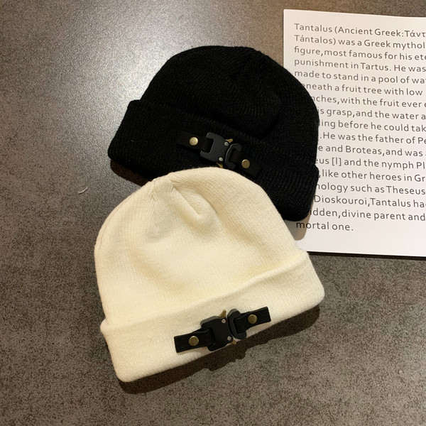 Női alkalmi sapka fém csattal