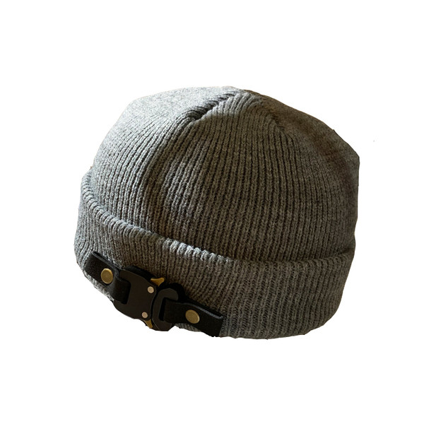 Női alkalmi sapka fém csattal