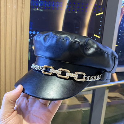 Μοντέρνο γυναικείο καπέλο από οικολογικό δέρμα με γείσο και μεταλλική αλυσίδα