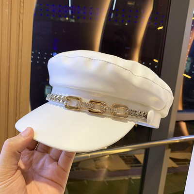 Μοντέρνο γυναικείο καπέλο από οικολογικό δέρμα με γείσο και μεταλλική αλυσίδα