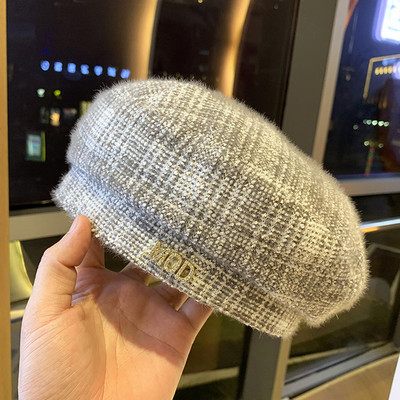 Γυναικείο καπέλο μπερέ τύπου με μεταλλική επιγραφή