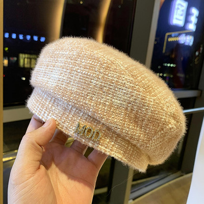 Γυναικείο καπέλο μπερέ τύπου με μεταλλική επιγραφή