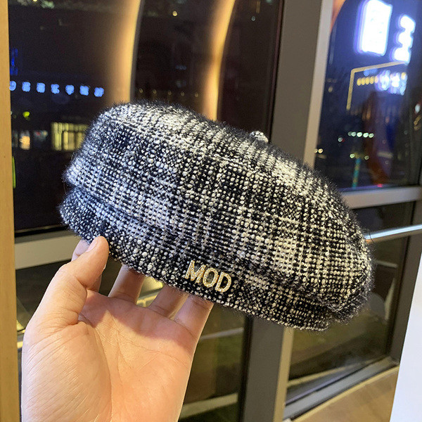 Γυναικείο καπέλο μπερέ τύπου με μεταλλική επιγραφή