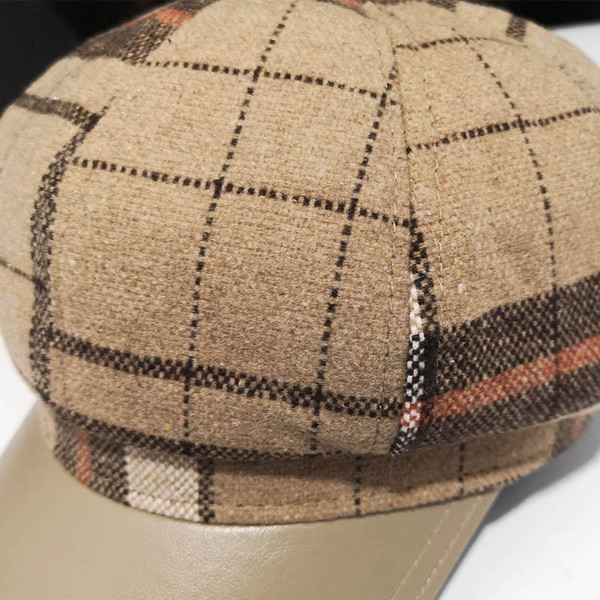 Alkalmi női sapka bőr védőellenzővel bézs és fekete színben