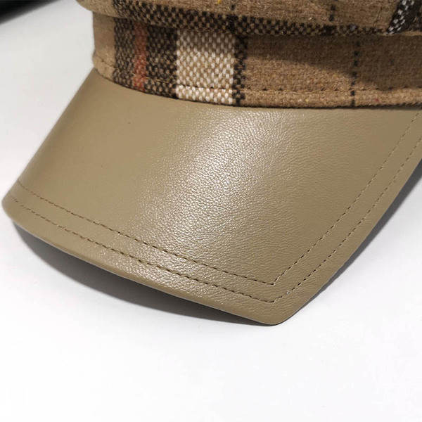 Alkalmi női sapka bőr védőellenzővel bézs és fekete színben