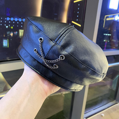 Eko bőrből készült stílusos női sapka fém lánccal