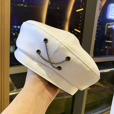 Eko bőrből készült stílusos női sapka fém lánccal