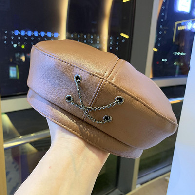 Eko bőrből készült stílusos női sapka fém lánccal