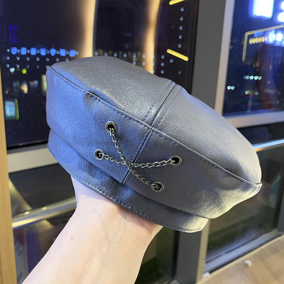 Eko bőrből készült stílusos női sapka fém lánccal