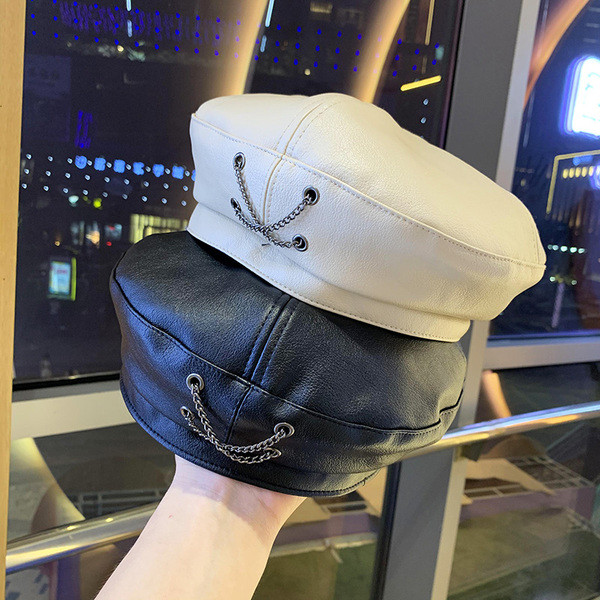 Eko bőrből készült stílusos női sapka fém lánccal