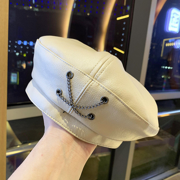 Eko bőrből készült stílusos női sapka fém lánccal