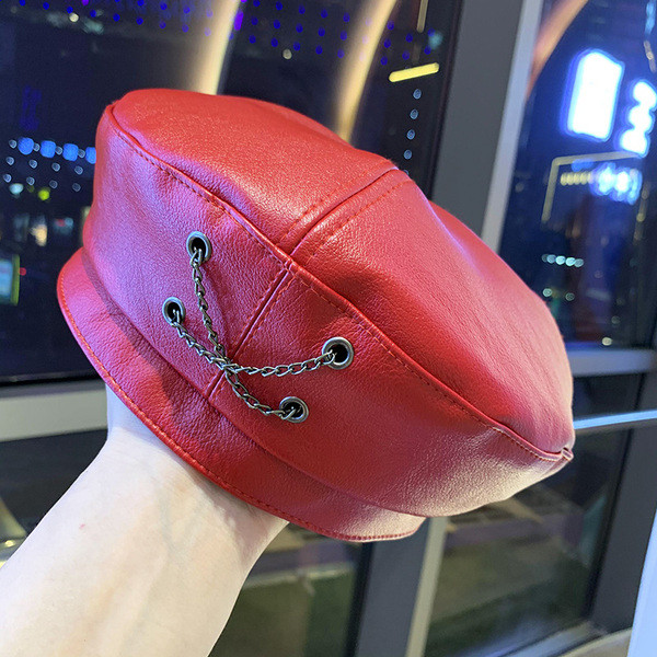 Eko bőrből készült stílusos női sapka fém lánccal