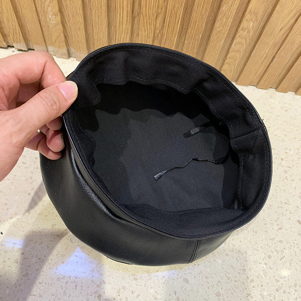 Eko bőrből készült stílusos női sapka fém lánccal