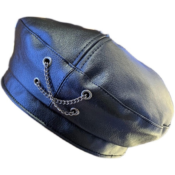 Eko bőrből készült stílusos női sapka fém lánccal