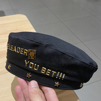 Γυναικείο καπέλο μπερέ με μεταλλικά στοιχεία