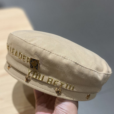 Γυναικείο καπέλο μπερέ με μεταλλικά στοιχεία