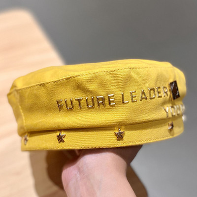 Γυναικείο καπέλο μπερέ με μεταλλικά στοιχεία