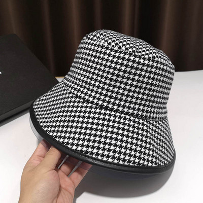 Női kockás sapka bézs és fekete színben