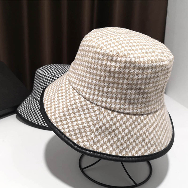 Női kockás sapka bézs és fekete színben
