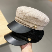 Női sapka napellenzővel, fém elemmel