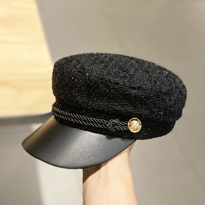 Női sapka napellenzővel, fém elemmel