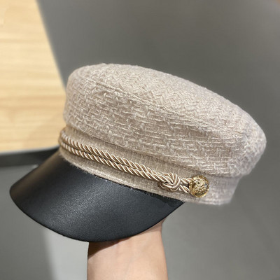 Női sapka napellenzővel, fém elemmel