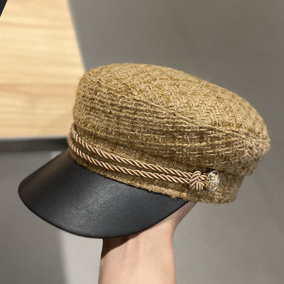 Női sapka napellenzővel, fém elemmel