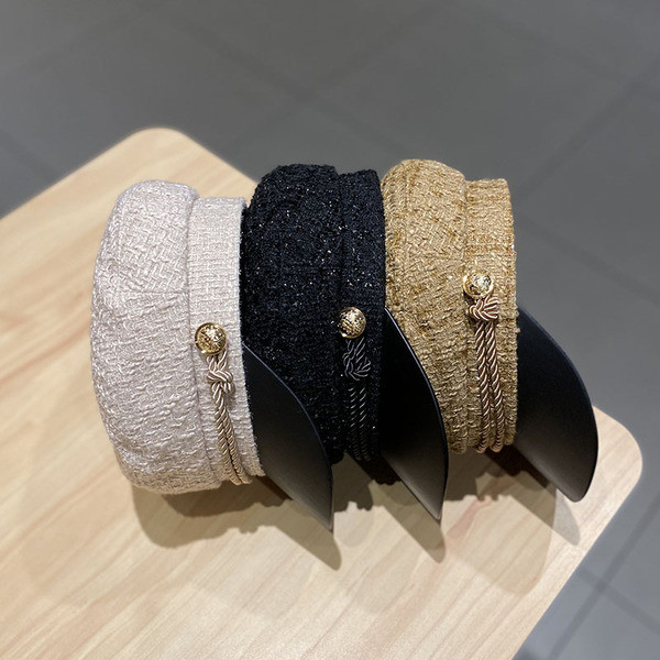 Női sapka napellenzővel, fém elemmel