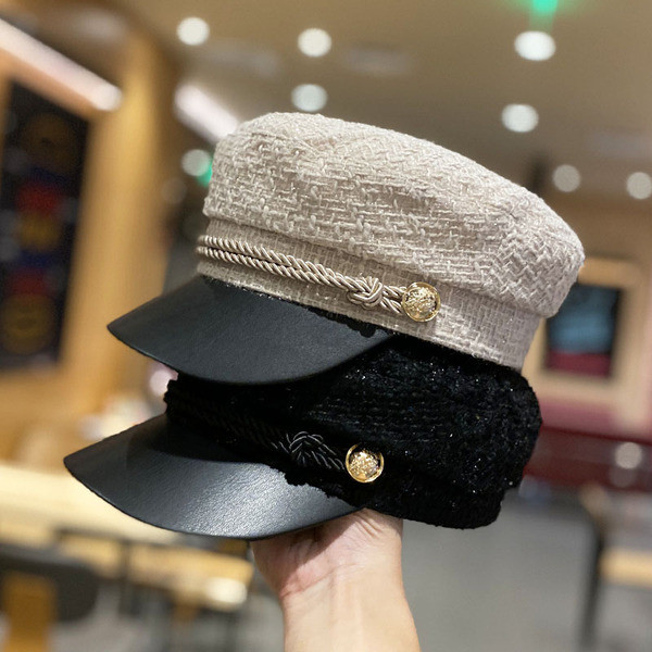 Női sapka napellenzővel, fém elemmel