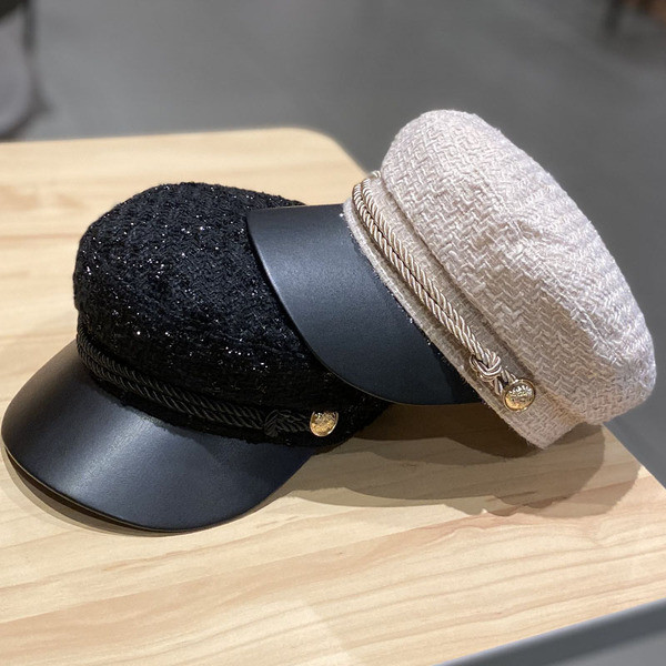 Női sapka napellenzővel, fém elemmel