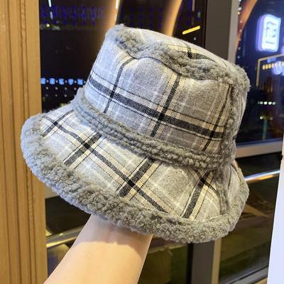 Női kockás sapka puha béléssel