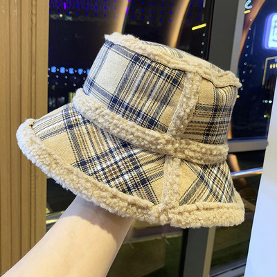 Női kockás sapka puha béléssel