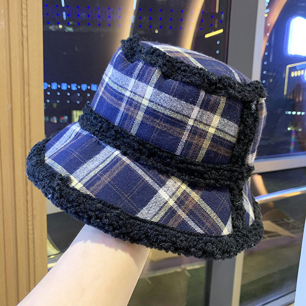 Női kockás sapka puha béléssel