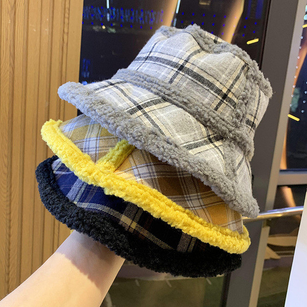 Női kockás sapka puha béléssel