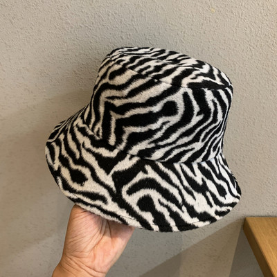 Γυναικείο μάλλινο καπέλο με άνιμαλ πριντ