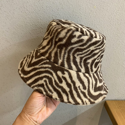 Γυναικείο μάλλινο καπέλο με άνιμαλ πριντ
