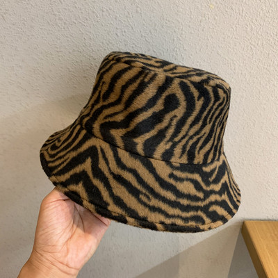 Γυναικείο μάλλινο καπέλο με άνιμαλ πριντ