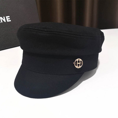 Fém díszítésű női sapka fekete színben